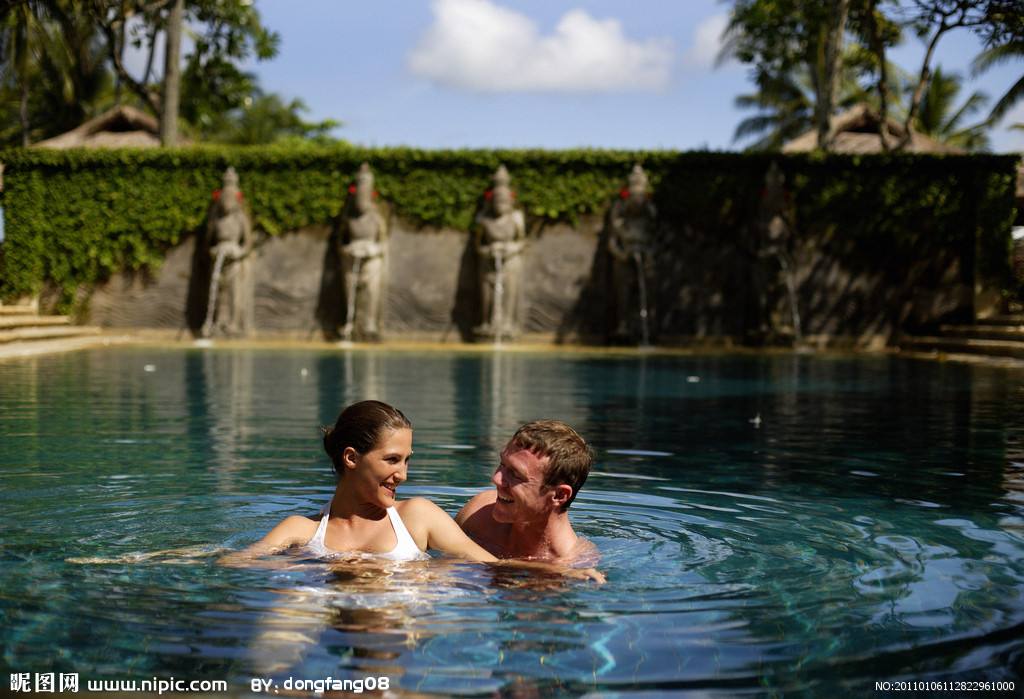 情侣晒巴厘岛泳池边＂危险＂照片引巨大争议
